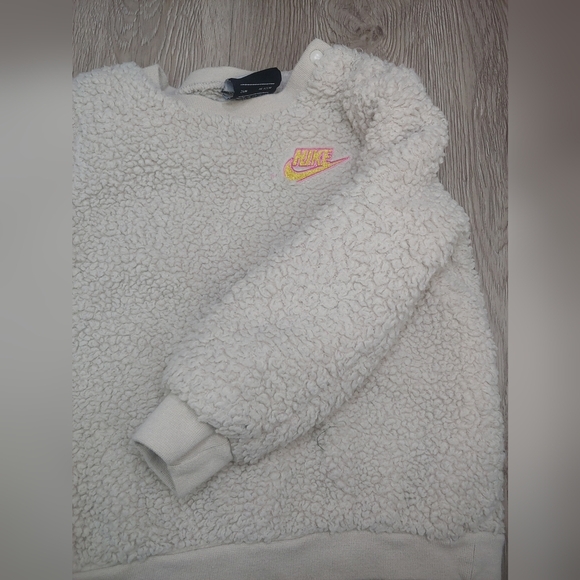 Nike Baby Beige Cream Sherpa Fleece Pullover Sweater Embroidered Logo Pink 24 M - Picture 2 of 7
